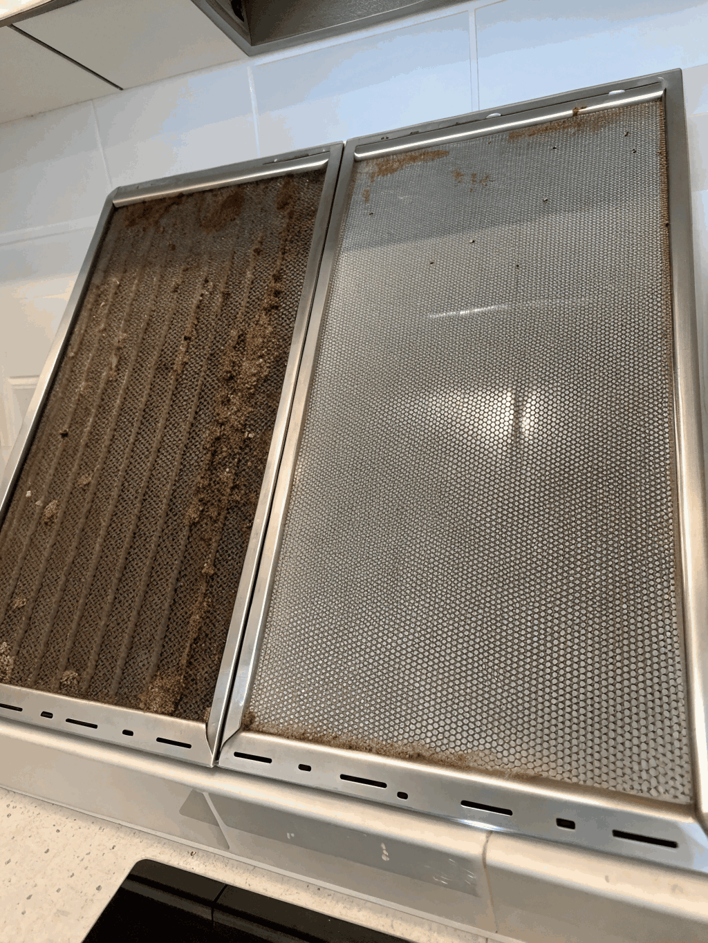 Dettaglio tecnico di cappa professionale in acciaio inox